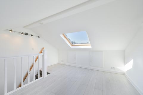 3 bedroom house to rent, Gressenhall Road, SW18