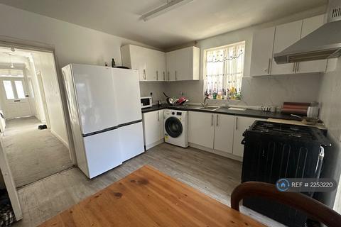 4 bedroom semi-detached house to rent, Sydney Road, London, W13