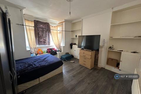 4 bedroom semi-detached house to rent, Sydney Road, London, W13