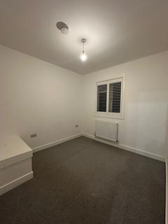 3 bedroom flat to rent, Brenley Close, Mitcham CR4
