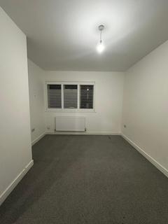 3 bedroom flat to rent, Brenley Close, Mitcham CR4