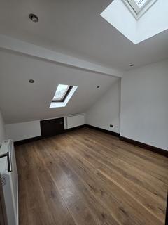 3 bedroom flat to rent, Beecholme Avenue, Mitcham CR4