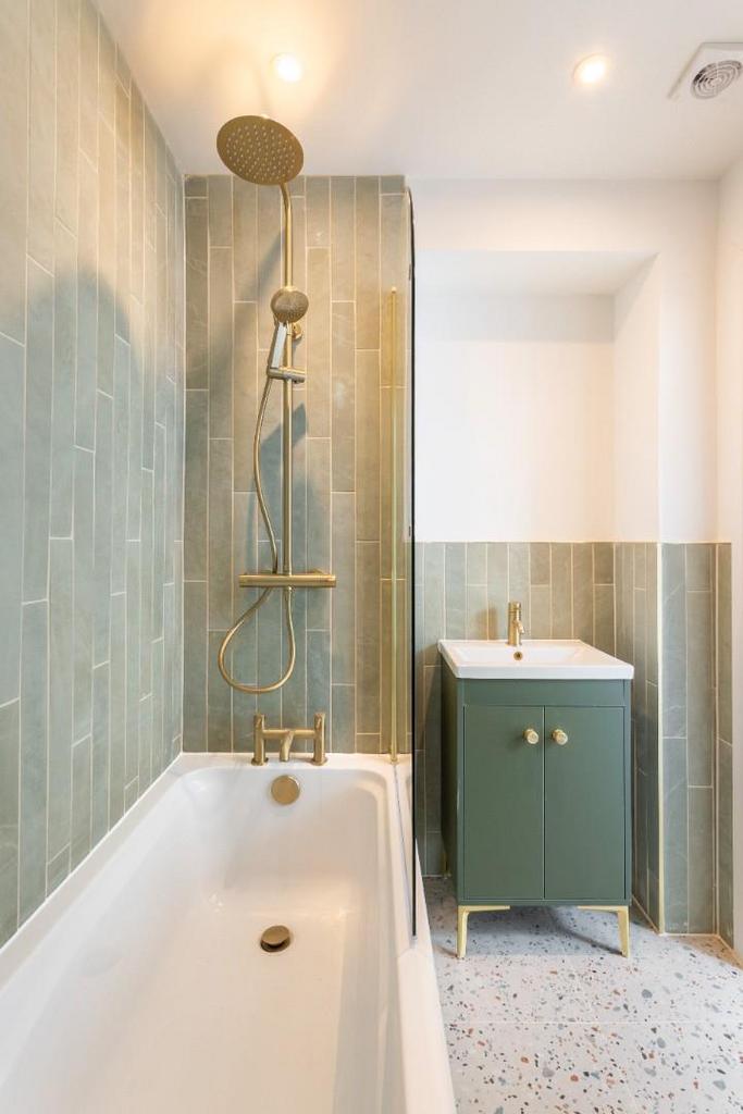 En-suite bathroom.jpg