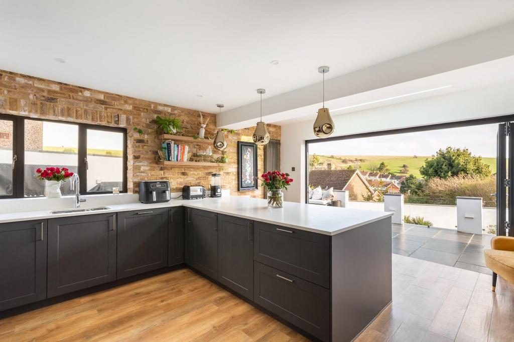 Kitchen (2).jpg