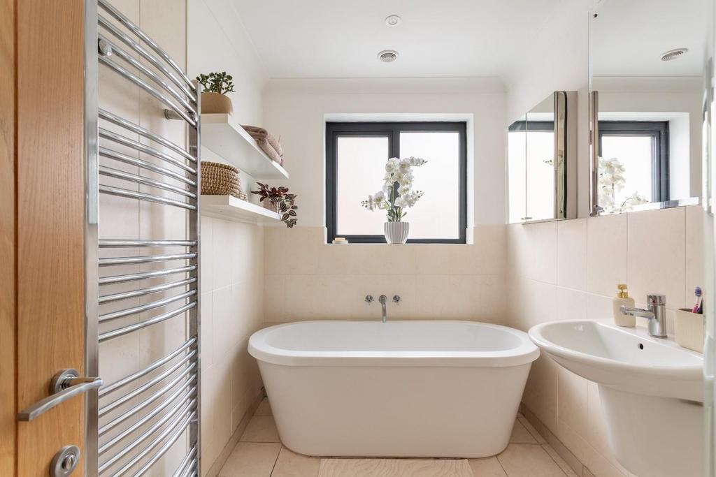 Bathroom (2).jpg
