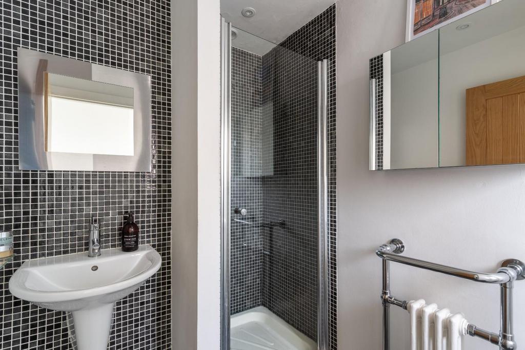 En-suite shower room.jpg