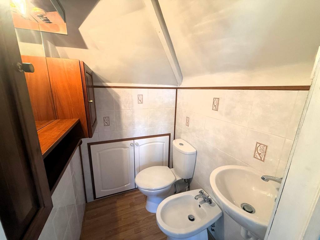 First Floor En-Suite Cloakroom