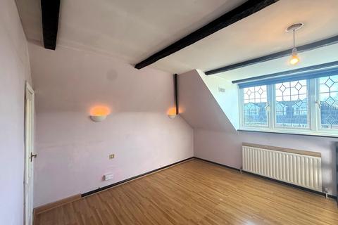 3 bedroom bungalow for sale, The Gardens, Feltham, TW14