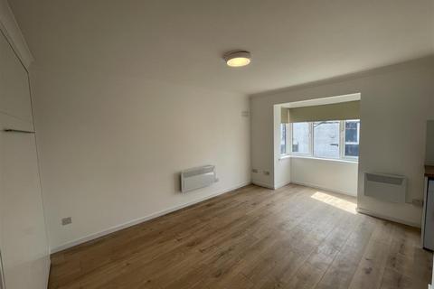 Studio to rent, Fellows Court, Cranford Lane, Harlington