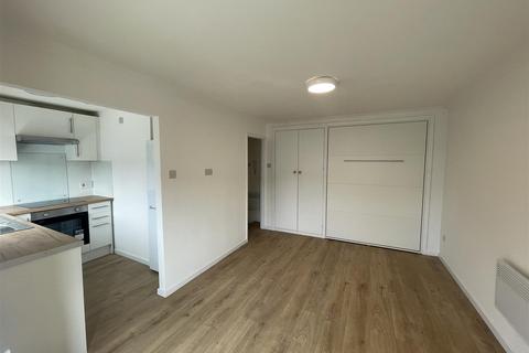 Studio to rent, Fellows Court, Cranford Lane, Harlington