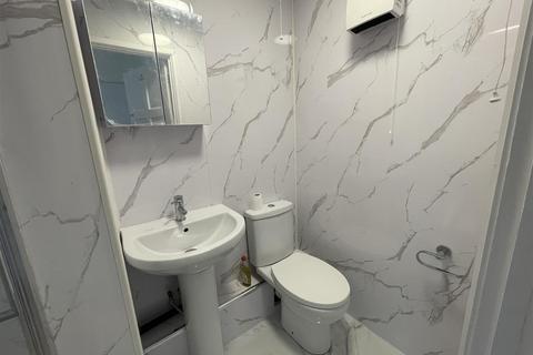 Studio to rent, Fellows Court, Cranford Lane, Harlington
