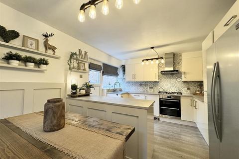 4 bedroom detached house for sale, Bloomfield Road, Darton, Barnsley, S75 5AP