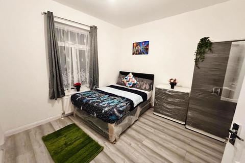 5 bedroom semi-detached house to rent, Regina Road, Southall, UB2 5PP