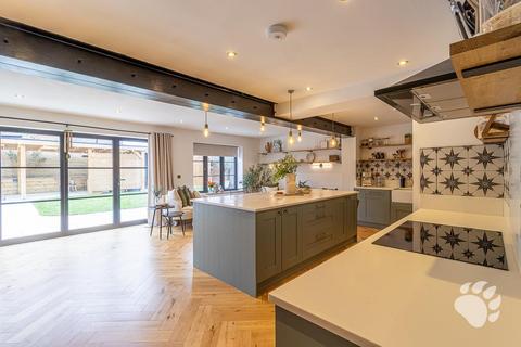 4 bedroom semi-detached house for sale, Toucan Way, Basildon SS16