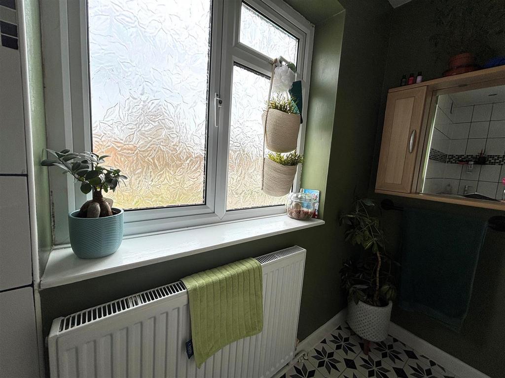 Shower room 3.jpg