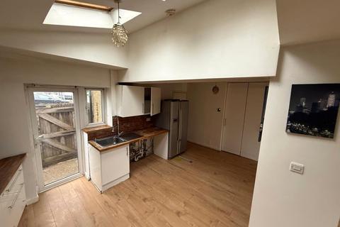 5 bedroom semi-detached house to rent, West Drayton, London UB7