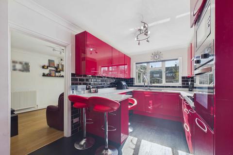 2 bedroom semi-detached bungalow for sale, South Crescent, Southend-on-sea, SS2