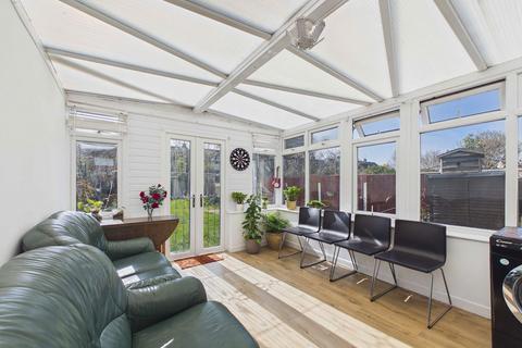 2 bedroom semi-detached bungalow for sale, South Crescent, Southend-on-sea, SS2