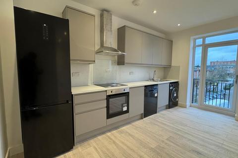 2 bedroom flat to rent, Axstone House, Slough, SL2 5DJ