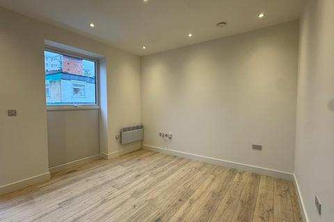 2 bedroom flat to rent, Axstone House, Slough, SL2 5DJ