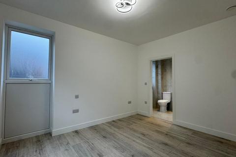 2 bedroom flat to rent, Axstone House, Slough, SL2 5DJ