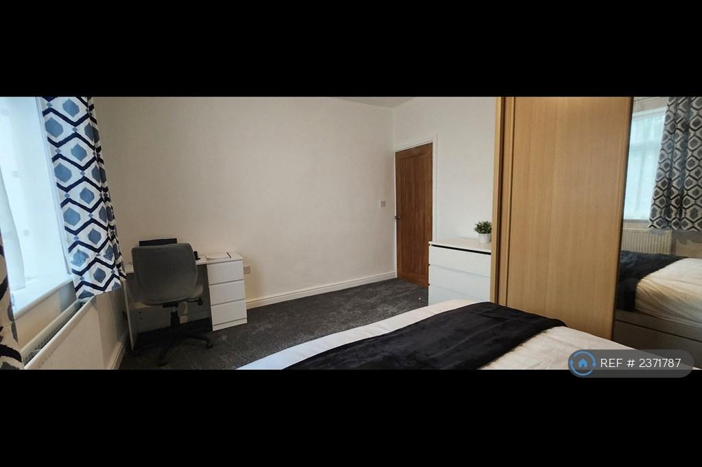 Room 5 -Very Spacious, Fully Furnished Bedroom