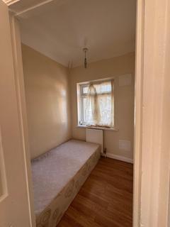 3 bedroom semi-detached house to rent, Southall, UB1