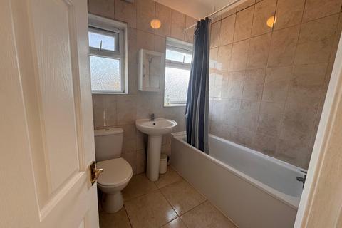 3 bedroom semi-detached house to rent, Southall, UB1
