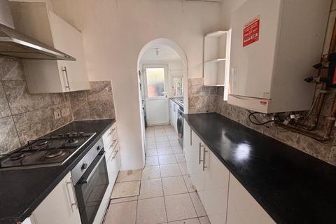 3 bedroom semi-detached house to rent, Southall, UB1