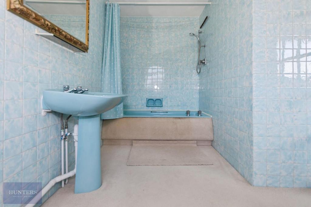 En-suite bathroom to Principle