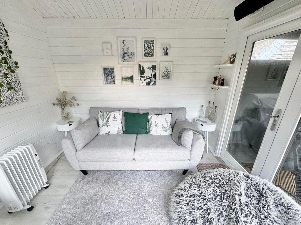 Parkhill Drive summer house pic
