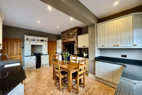 2 bedroom end of terrace house for sale, New Road, Middlestown, Wakefield, WF4 4NS