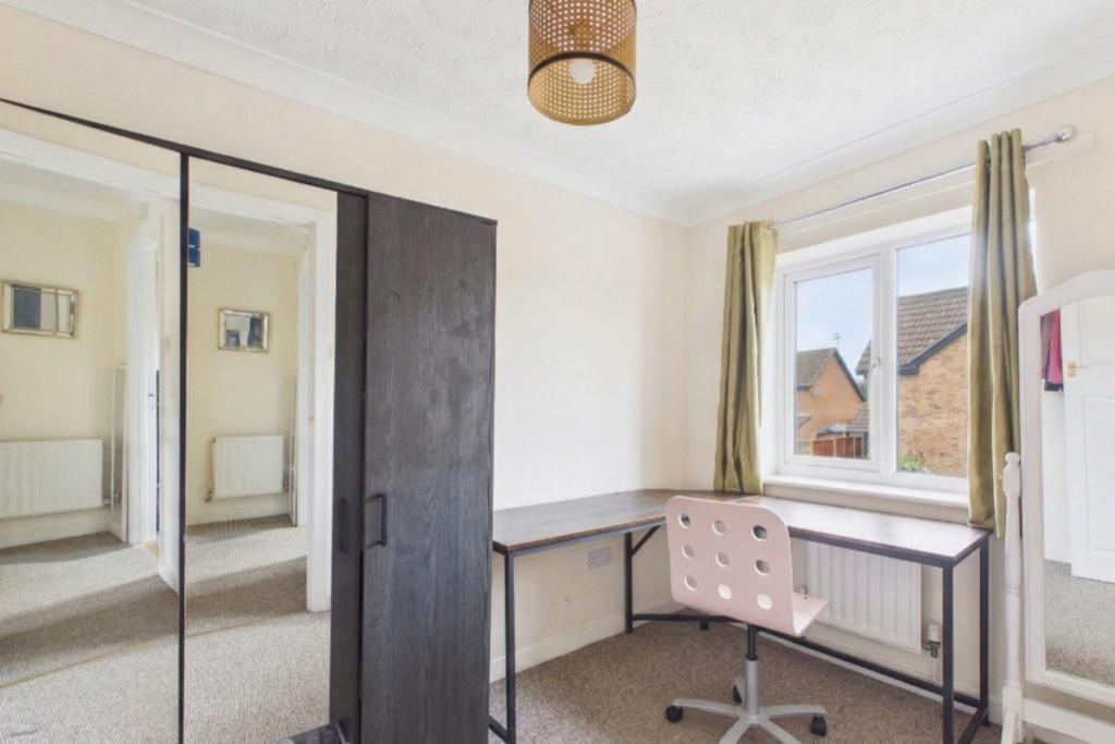 Versatile second bedroom perfect for a guest room
