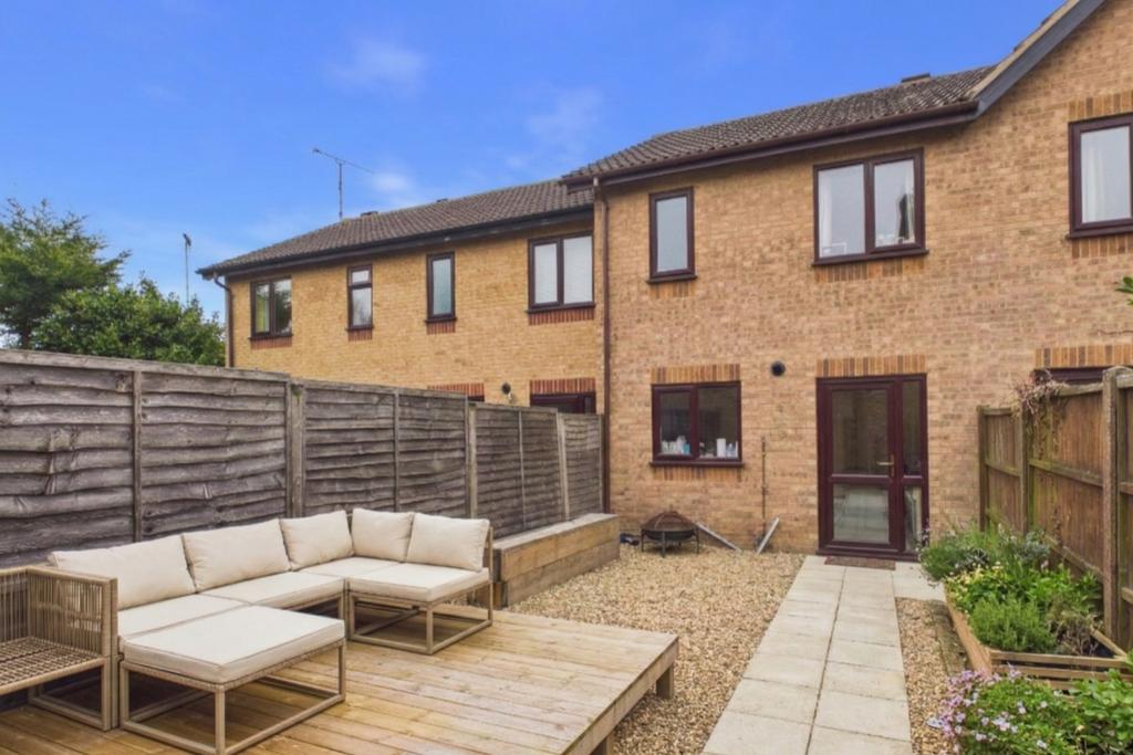 An easily maintained garden with gravel and deckin