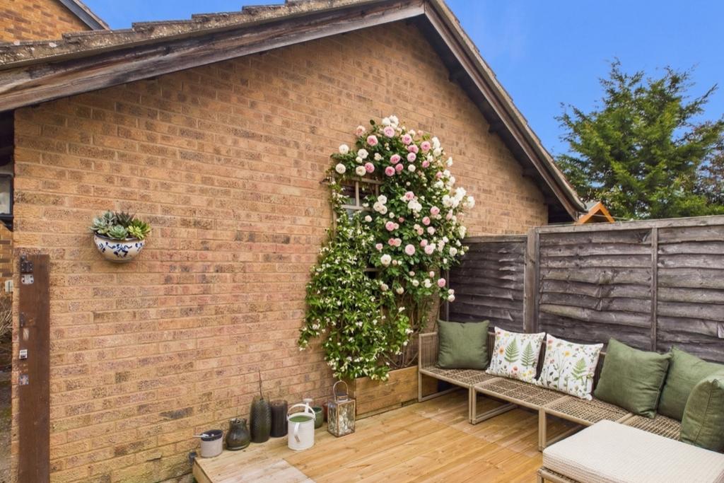 Decking area next to the garage - the perfect sun
