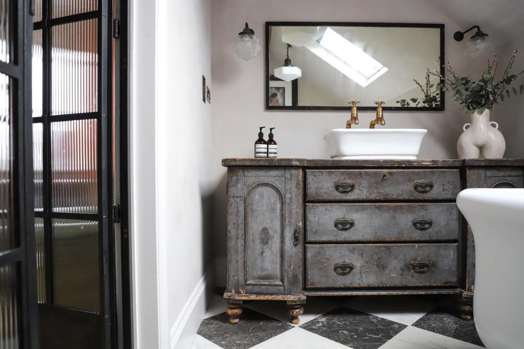 Eaton Farm En Suite-1.jpg