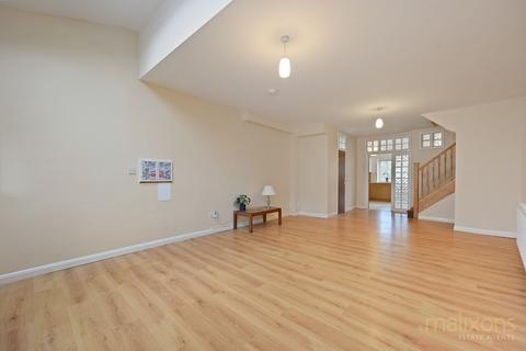 3 bedroom semi-detached house to rent, Lawrence Road, London SE25