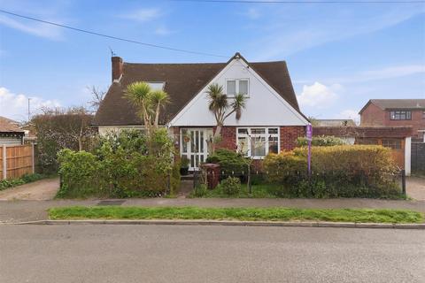 4 bedroom chalet for sale, Sydervelt Road, Canvey Island SS8