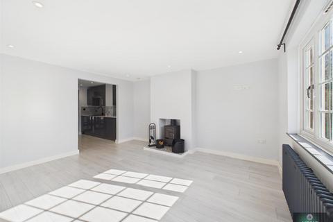 2 bedroom maisonette for sale, Barn Close, Crawley RH11