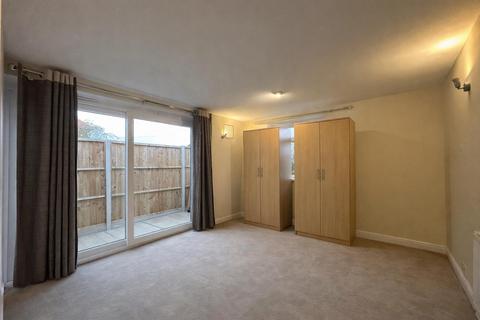 1 bedroom flat to rent, Farm Close, Middlesex UB1