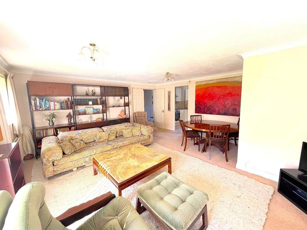 Lounge/dining area