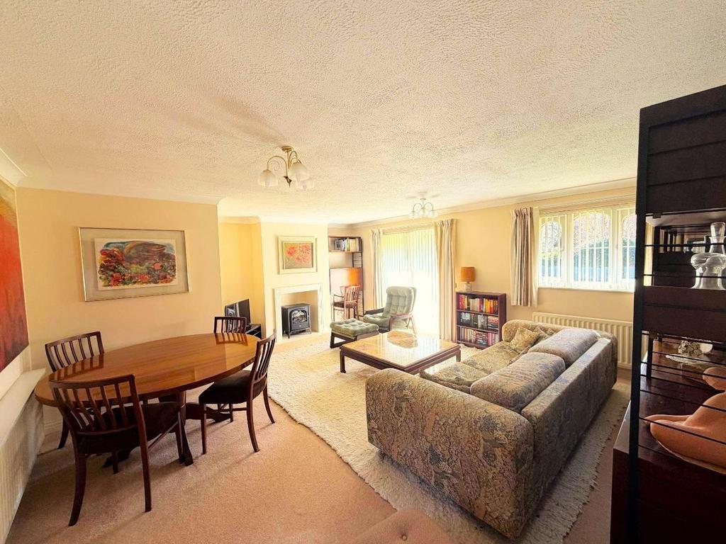 Lounge/dining area
