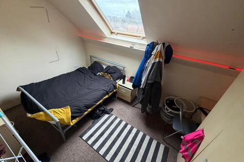 3 bedroom semi-detached house to rent, 17 BIRCHFIELD ROAD