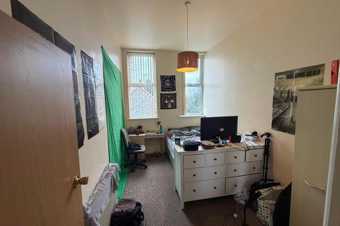 3 bedroom semi-detached house to rent, 17 BIRCHFIELD ROAD
