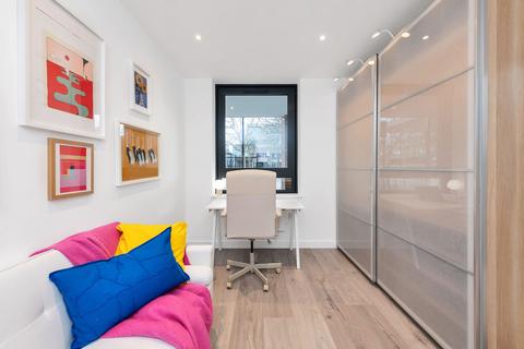 3 bedroom flat for sale, Silbury Boulevard, Technology House, MK9