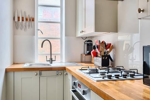 2 bedroom maisonette to rent, Shepherds Bush Road, Hammersmith, London, W6
