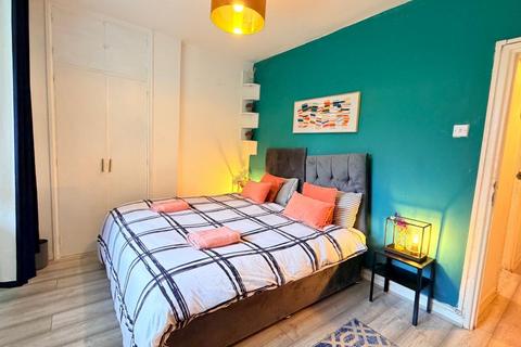 2 bedroom flat to rent, Blaxland House, White City, W12