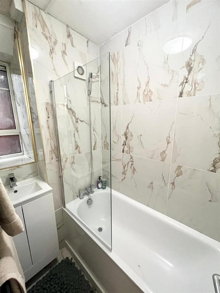 Bathroom 2.jpeg