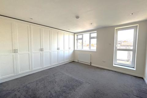 2 bedroom flat to rent, Chatterton Road, Bromley, Kent, BR2