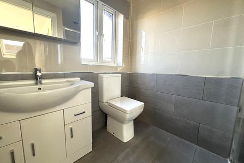 2 bedroom flat to rent, Chatterton Road, Bromley, Kent, BR2